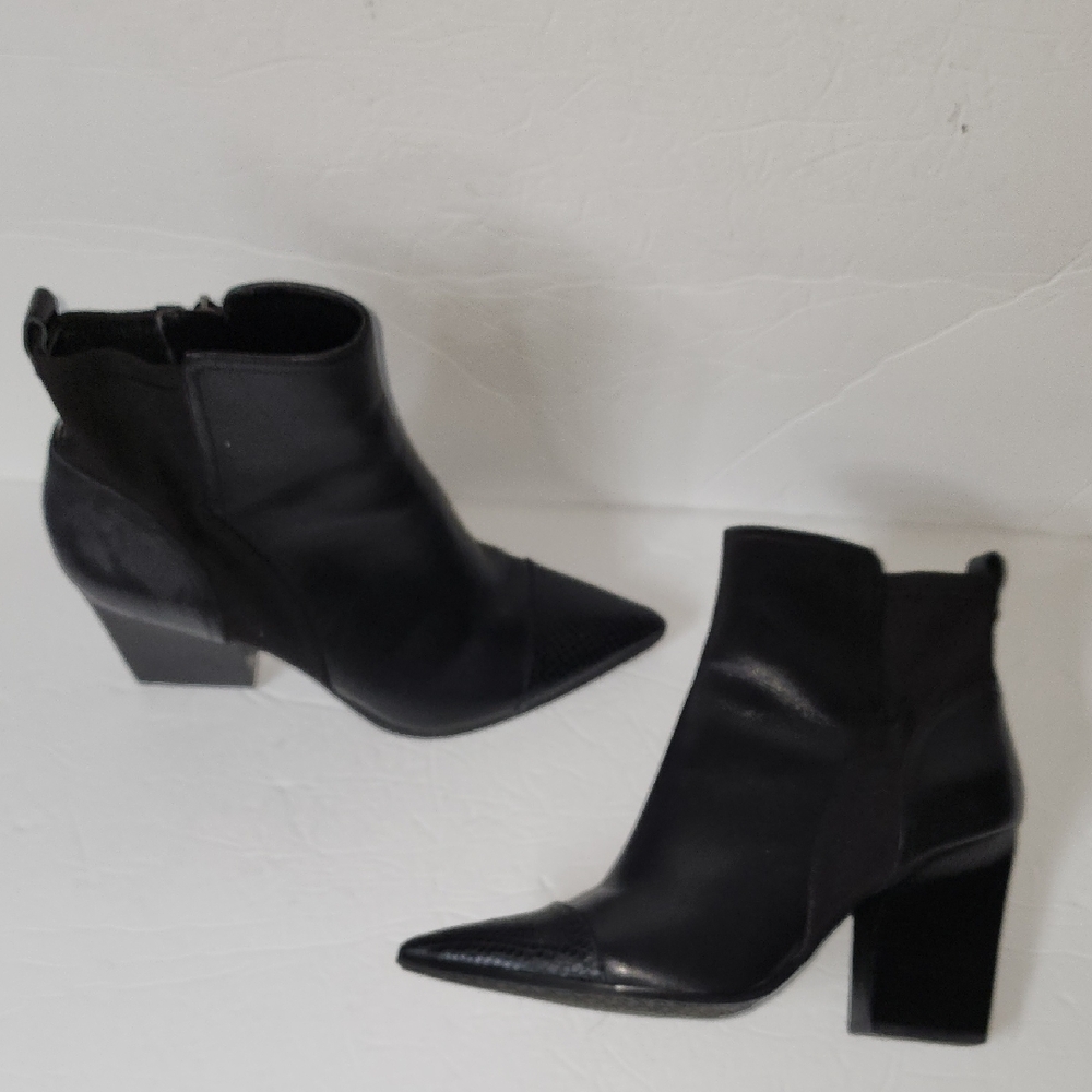 Donald Pliner Black Ankle Booties sz 9